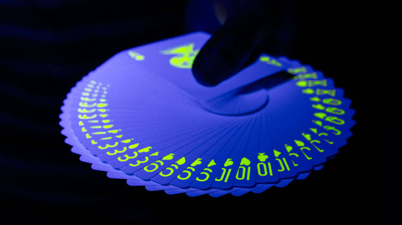 Флуоресцентные чернила на игральных картах, пример 1